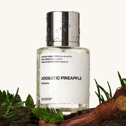 Aromatic Pineapple Dossier Inspiración de Y de YSL Piña jugosa se une a la limpieza herbal de la Salvia y los Conos de Enebro para una sensación crispy y vibrante.